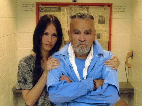 Tội phạm giết người hàng loạt Charles Manson sắp kết hôn ảnh 1