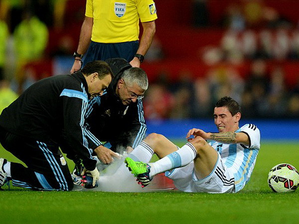 Louis van Gaal tái mặt khi Angel di Maria đau đớn trên sân ảnh 1