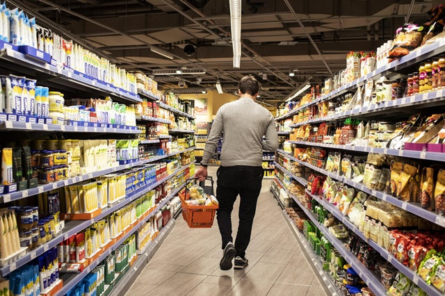 Người dân Thụy Sĩ mua sắm. (Nguồn: swissinfo) Dịch COVID-19 làm thay đổi thói quen của người tiêu dùng Thụy Sĩ ảnh 1