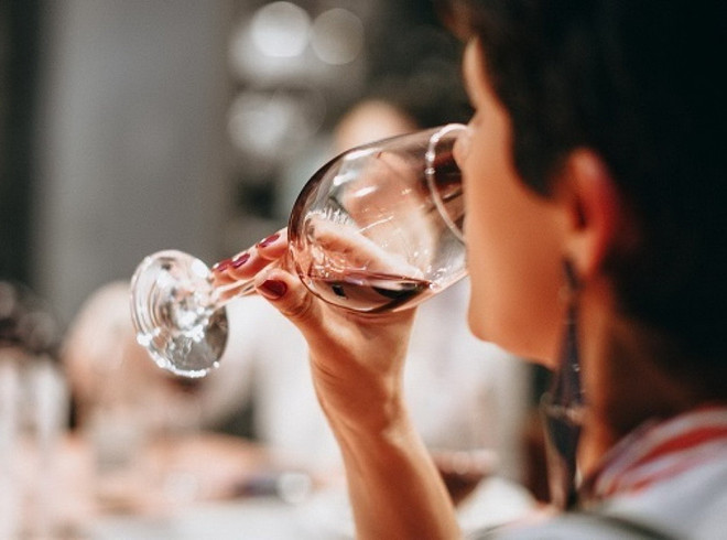 Thói quen uống rượu làm gia tăng nguy cơ mắc bệnh ung thư vú ảnh 1