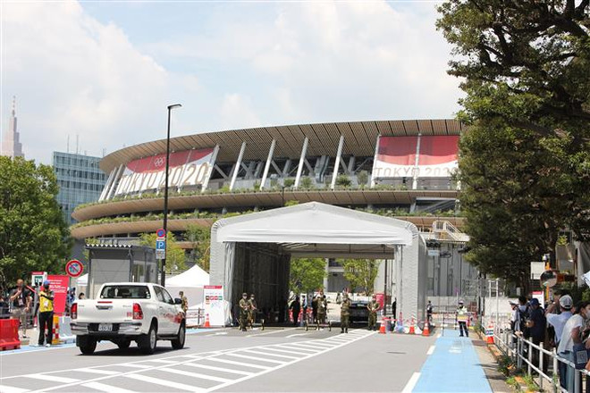 Một cổng vào sân vận động quốc gia ở thủ đô Tokyo. (Ảnh: Đào Thanh Tùng/TTXVN) Paralympic Tokyo: Nguồn cảm hứng và hy vọng về cuộc sống tốt đẹp hơn ảnh 1