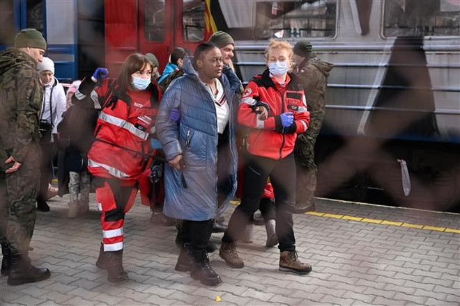 Nhiều nước châu Âu mở cửa biên giới đón người tị nạn Ukraine ảnh 1