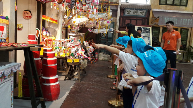 Đắm chìm trong không gian của trò chơi truyền thống ở Lễ hội Trung thu ảnh 1