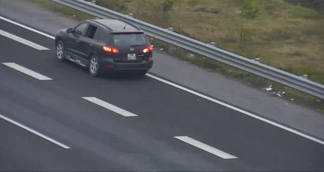 Xế hộp thản nhiên lùi ngược chiều trên đường cao tốc Hà Nội-Hải Phòng ảnh 1