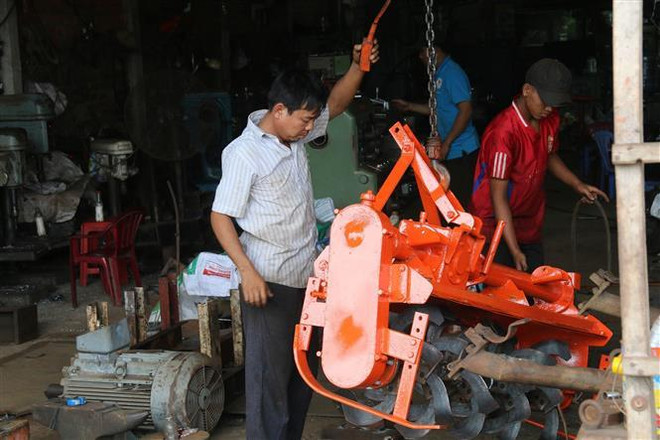 Người thợ cơ khí nông dân sáng chế chiếc máy đắp bờ hữu dụng ảnh 1