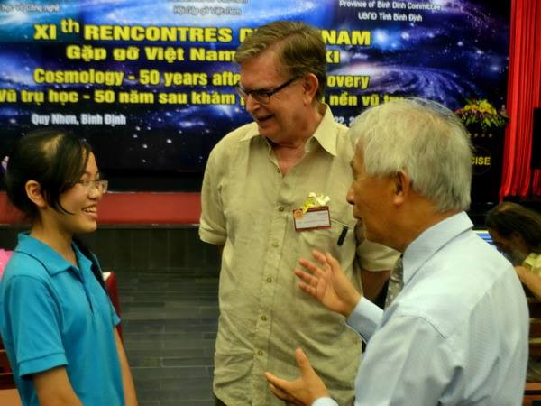 Giáo sư đoạt Nobel Vật lý bất ngờ với kiến thức của học sinh Việt ảnh 1