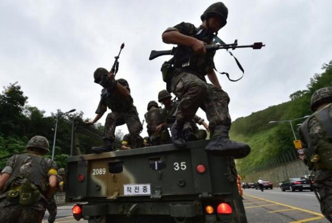 Các binh sỹ Hàn Quốc trong cuộc tập trận. (Nguồn: AFP) Triều Tiên nhắc lại yêu cầu chấm dứt tập trận quân sự Hàn-Mỹ ảnh 1