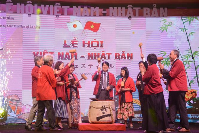 Các đại biểu thực hiện nghi thức đập rượu Sake truyền thống Nhật Bản khai mạc lễ hội Việt Nam-Nhật Bản. (Ảnh: Văn Dũng/TTXVN) Tăng cường hợp tác giữa Nhật Bản với Đà Nẵng và các tỉnh miền Trung ảnh 2