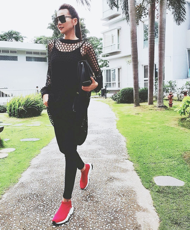 Sao Việt tỏa sáng trên “sàn diễn đường phố” với đồ tối giản ảnh 9