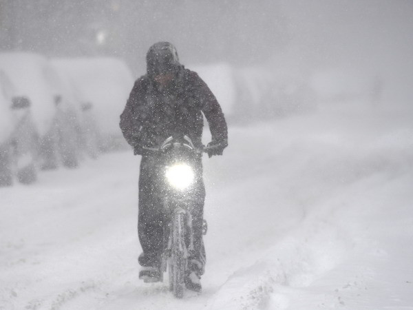 Bão tuyết hoành hành tại Mỹ, hơn 1.000 chuyến bay bị hủy ảnh 1