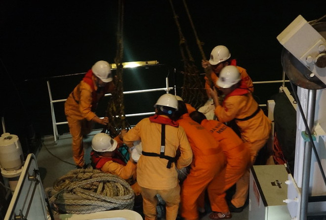 Kịp thời đưa thuyền viên nước ngoài bị nạn trên biển vào đất liền ảnh 2