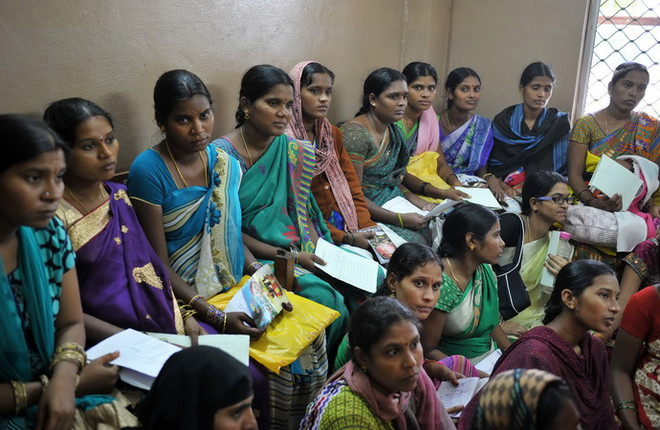 Các bà mẹ chờ khám thai tại bệnh viện phụ sản ở Hyderabad, Ấn Độ. (Nguồn: AFP/TTXVN) Dân số thế giới sẽ tăng thêm 1 tỷ người vào năm 2030 ảnh 1