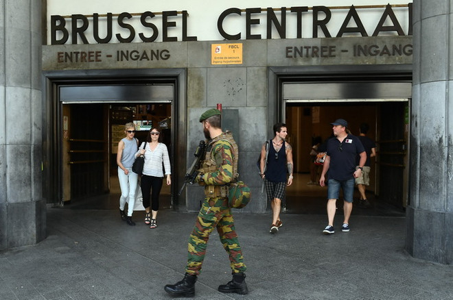 Cảnh sát tuần tra xung quanh khu vực nhà ga tàu điện ngầm ở trung tâm thủ đô Brussels ngày 21/6. (Nguồn: AFP/TTXVN) Nghi phạm tấn công nhà ga Brussels tự chế tạo bom tại nhà ảnh 1