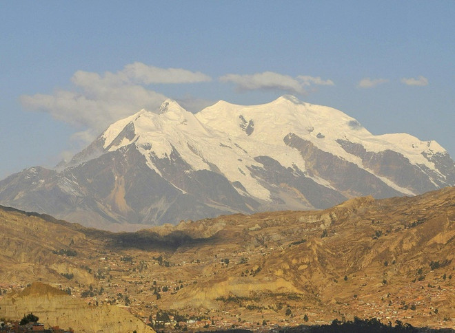 Đỉnh Illimani. (Nguồn: AFP) Các nhà khoa học đang nỗ lực giải cứu "Ký ức trong băng” ảnh 1