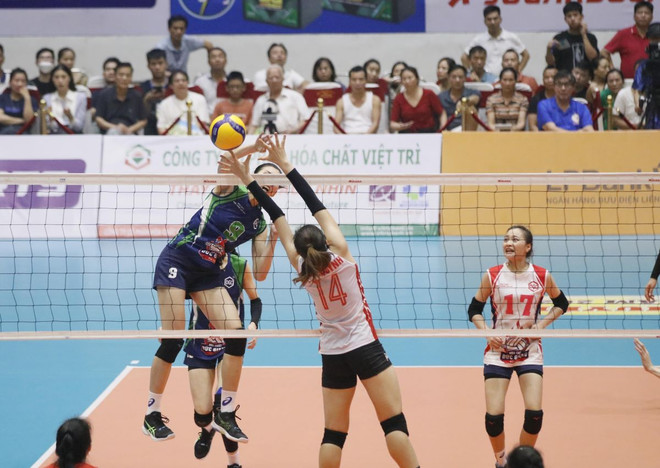 Các cô gái Hóa chất Đức Giang Lào Cai (áo xanh tím than) ngược dòng với 3 set thắng liên tiếp để kết thúc trận đấu với tỷ số 3-1 và giành giải Ba. (Ảnh Tạ Toàn/TTXVN) ttxvn_nam_bien_phong_vo_dich_giai_bong_chuyen_cup_hung_vuong_1505-3.jpg