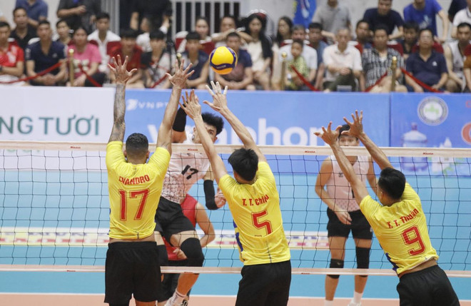 Những pha đập bóng mạnh, ghi điểm đã mang về chiến thắng 3-1 cho đội Biên Phòng. (Ảnh: Tạ Toàn/TTXVN) ttxvn_nam_bien_phong_vo_dich_giai_bong_chuyen_cup_hung_vuong_1505-2.jpg