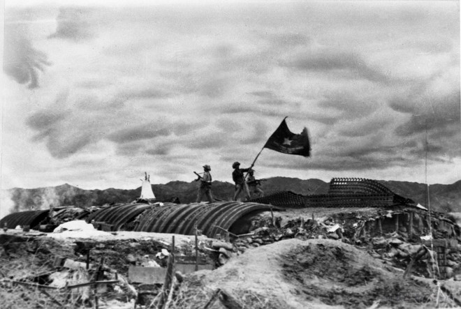 Ngày 7/5/1954, chiến dịch lịch sử Điện Biên Phủ kết thúc thắng lợi, toàn bộ tập đoàn cứ điểm của địch ở Điện Biên Phủ đã bị quân ta tiêu diệt, lá cờ "Quyết chiến quyết thắng" đang phấp phới bay trên nóc hầm Tướng De Castries. (Ảnh: Tư liệu TTXVN) ttxvn_chien_thang_dien_bien_phu_1504.jpg