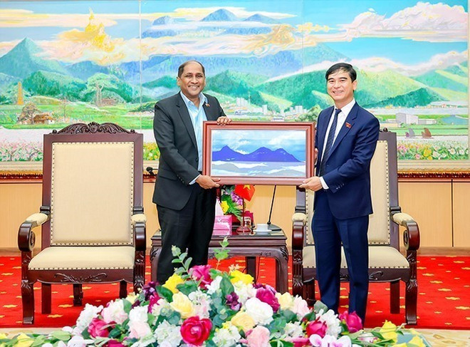 Bí thư Tỉnh ủy Vĩnh Phúc Dương Văn An tặng tranh lưu niệm cho Đại sứ Jaya Ratman. (Ảnh: TTXVN phát) ttxvn_dai_su_dac_menh_toan_quyen_cong_hoa_singapore_lam_viec_tai_vinh_phuc_2.jpg