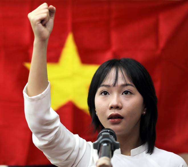Đảng viên trẻ, học sinh Đinh Thị Thanh Phương (trường THPT Trần Phú, quận Hoàn Kiếm) tuyên thệ, nêu cao tinh thần trách nhiệm với Đảng và nhân dân, quyết tâm nâng cao trình độ kiến thức, phẩm chất chính trị, lối sống lành mạnh. (Ảnh: Thanh Tùng/TTXVN) ket nap dang2.jpg