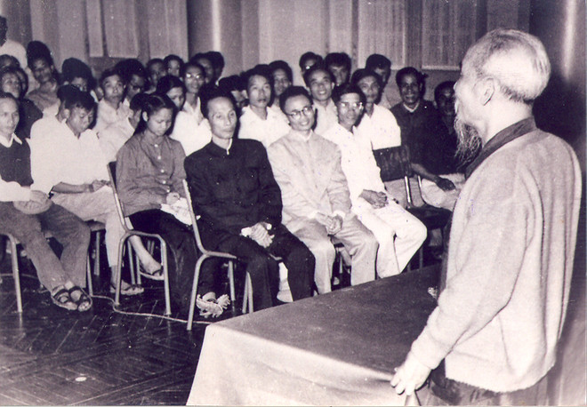 Chu tich Hò Chi minh voi cac giao su DH.jpg