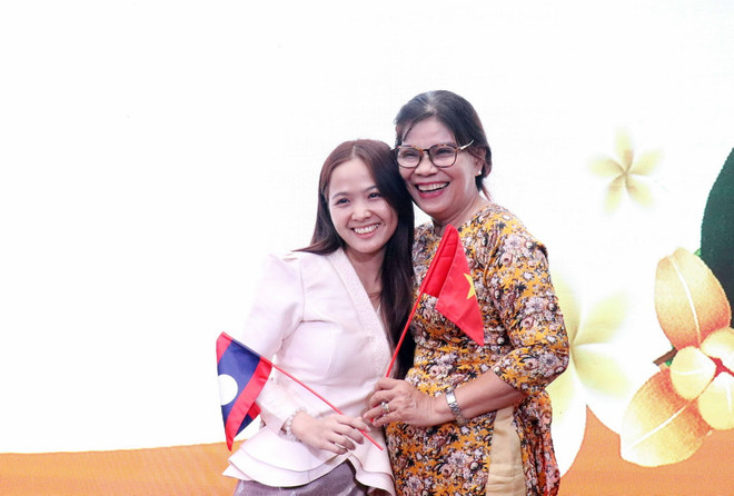 Niềm vui đón nhận thành viên mới của gia đình Việt. (Ảnh: Xuân Khu/TTXVN) Sinh vien Lao Campuchia-gia dinh Viet2.jpg