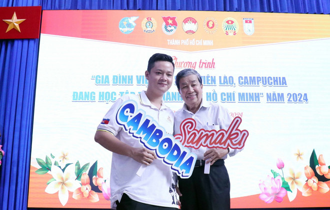 Niềm vui gặp gỡ giữa các gia đình đỡ đầu Việt và con nuôi sinh viên Lào, Campuchia. (Ảnh: Xuân Khu/TTXVN) Sinh vien Lao Campuchia-gia dinh Viet3.jpg