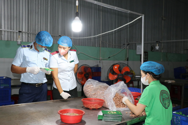 Đoàn kiểm tra liên ngành kiểm tra các tổ chức, cá nhân, cơ sở sản xuất, kinh doanh về an ninh, an toàn thực phẩm. (Ảnh: Nhật Bình/TTXVN) kiem tra_cong_tac_ve_sinh_an_toan_thuc_pham.jpg