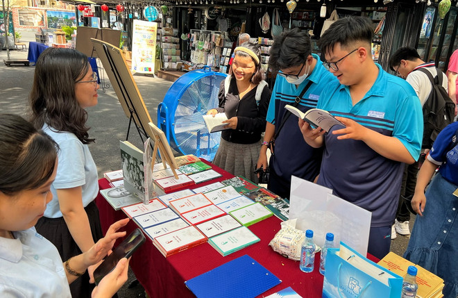 tu sach di san ho chi minh3.jpg