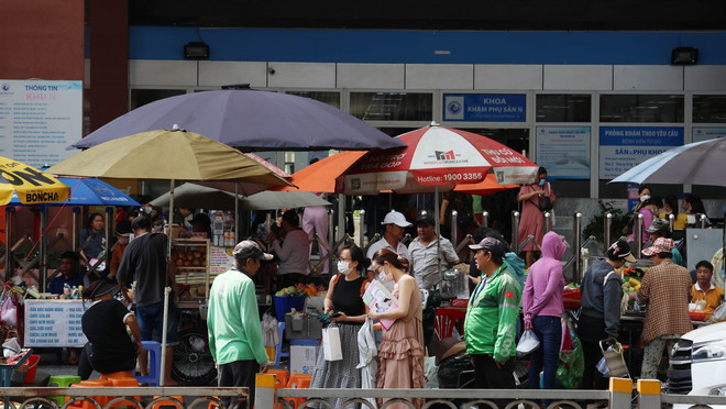 Vỉa hè trước cổng Bệnh viện Từ Dũ (Quận 1, Thành phố Hồ Chí Minh) chật cứng hàng rong. (Ảnh: Đinh Hằng/TTXVN) thuc an duong pho tp hcm - hang rong.jpg