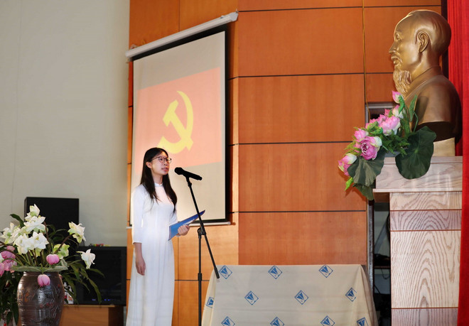Lễ kết nạp đảng viên lần thứ ba trong năm học 2022- 2023 của Trường THPT chuyên Hà Nội - Amsterdam. (Ảnh: Thanh Tùng/TTXVN) ket nap dang.jpg