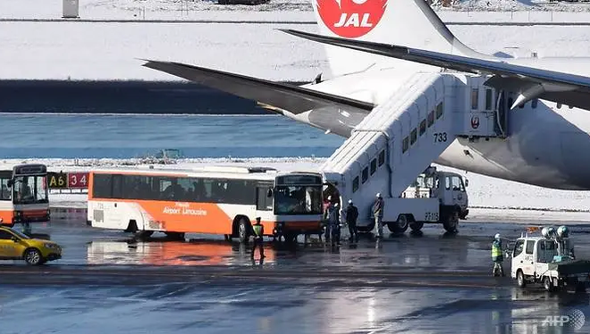 Máy bay Japan Airline gặp sự cố trượt khỏi đường băng khi hạ cánh ảnh 1