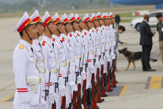 Air Force One đưa Tổng thống Barack Obama rời Hà Nội vào TP. HCM ảnh 4