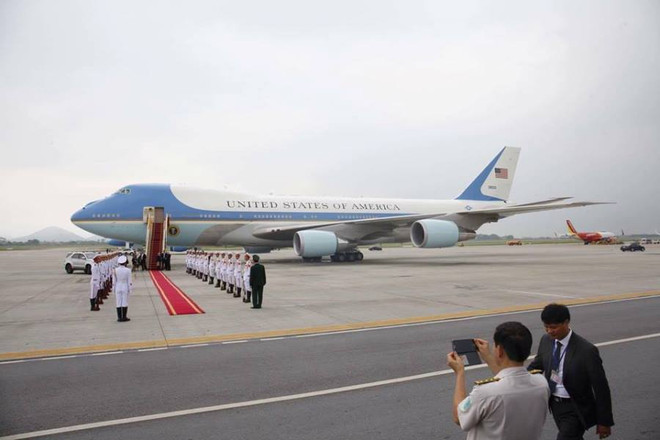 Air Force One đưa Tổng thống Barack Obama rời Hà Nội vào TP. HCM ảnh 5