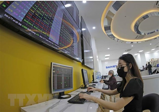 Khách hàng giao dịch tại công ty chứng khoán. (Nguồn: TTXVN) Nhiều công ty chứng khoán “rộn ràng” báo kỷ lục lãi trong quý 1 ảnh 3