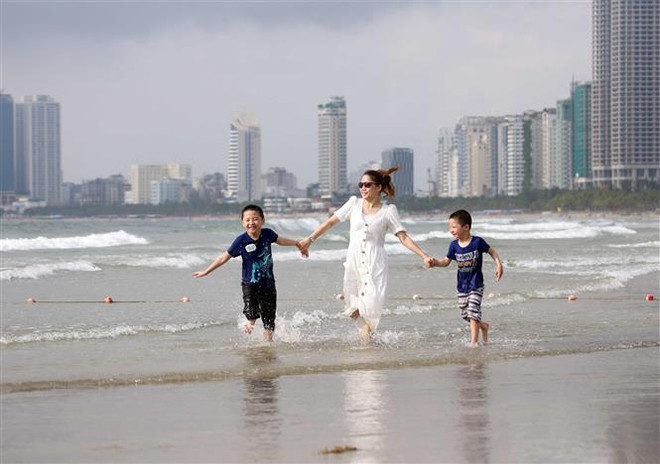 Du khách hào hứng tận hưởng kỳ nghỉ lễ tại thành phố biển Đà Nẵng ảnh 3