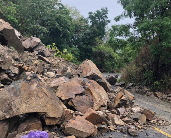 Bình Thuận: Sạt lở núi tại đường đèo Đại Ninh gây tắc nghẽn giao thông ảnh 1