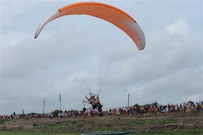Tây Ninh: Du khách thích thú bay dù lượn trên bầu trời hồ Dầu Tiếng ảnh 1