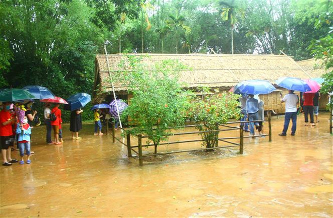 Nghệ An: Hàng vạn người dân về thăm quê Bác trong dịp nghỉ lễ ảnh 1