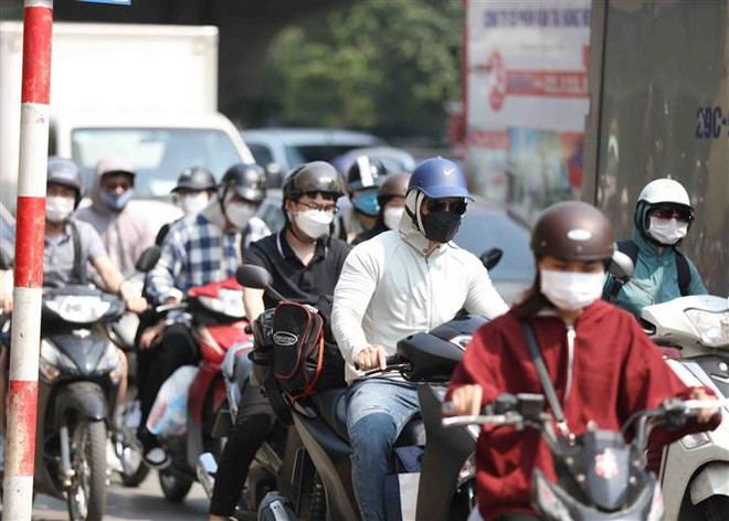 Các phương tiện lưu thông trên đường phố Hà Nội. (Ảnh: TTXVN phát) Ngày 1/5, xảy ra 26 vụ tai nạn giao thông đường bộ làm chết 11 người ảnh 1