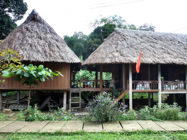 Người thầy giáo nặng lòng với ngôn ngữ dân tộc Bru-Vân Kiều ảnh 1