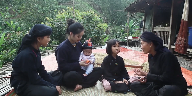 Bà Hoàng Thị Mỵ (ngoài cùng bên phải), thôn Cốc Lào, xã Giáo Hiệu truyền dạy nghệ thuật hát ru cho con cháu. (Nguồn: Cổng thông tin điện tử Bắc Kạn) Những làn điệu hát ru mượt mà, sâu lắng của người Tày Bắc Kạn ảnh 2