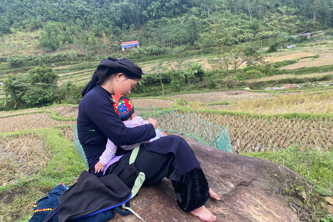 Suốt những năm tháng đầu đời, trẻ được tắm mình trong các điệu hát ru êm dịu. (Nguồn: Cổng thông tin điện tử Bắc Kạn) Những làn điệu hát ru mượt mà, sâu lắng của người Tày Bắc Kạn ảnh 1