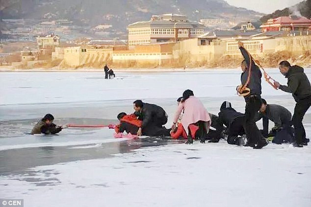 Thót tim với màn giải cứu người đàn ông bị ngã xuống hồ băng ảnh 2