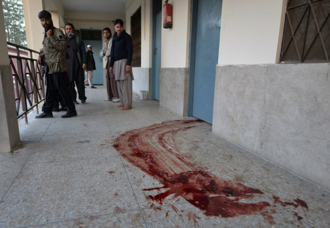 Thầy giáo Pakistan can đảm đấu súng với khủng bố để cứu học trò ảnh 1