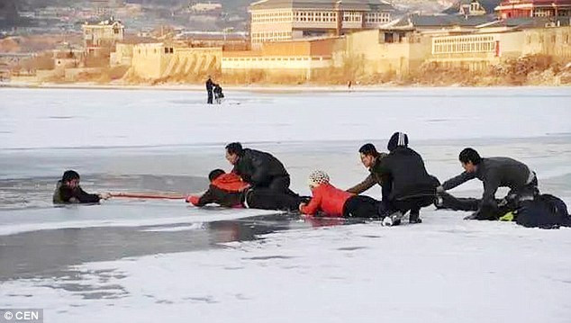 Thót tim với màn giải cứu người đàn ông bị ngã xuống hồ băng ảnh 1