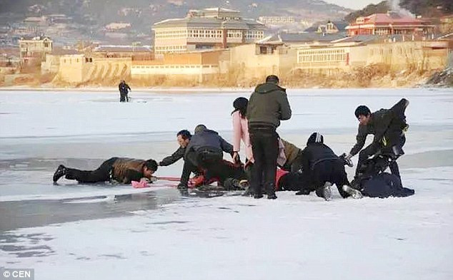 Thót tim với màn giải cứu người đàn ông bị ngã xuống hồ băng ảnh 3