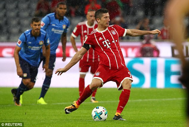 Lewandowski ghi bàn thắng cho Bayern từ chấm 11m. Bayern Munich đánh bại Leverkusen ở ngày ra quân Bundesliga ảnh 4