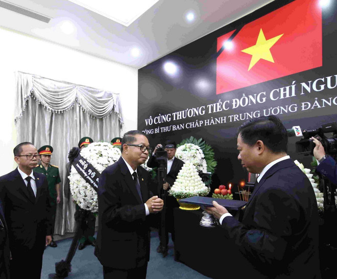 Ngài Kuy Sophal, Bộ trưởng cao cấp phụ trách công tác Hoàng cung Campuchia viếng Tổng Bí thư Nguyễn Phú Trọng, trao thư chia buồn của Quốc vương Norodom Sihamoni đến Đại sứ Việt Nam tại Campuchia Nguyễn Huy Tăng. (Ảnh: Huỳnh Thảo/TTXVN) ttxvn_le_vieng_tong_bi_thu_nguyen_phu_trong_tai_campuchia_2507-1.jpg