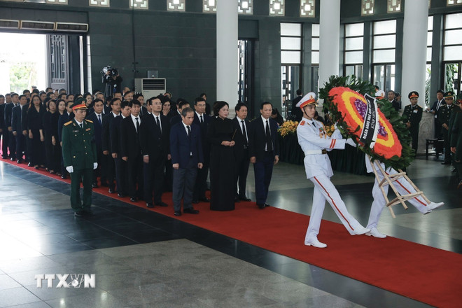 Đoàn Ngân hàng Nhà nước Việt Nam do đồng chí Nguyễn Thị Hồng, Ủy viên Trung ương Đảng, Thống đốc Ngân hàng Nhà nước Việt Nam làm trưởng đoàn viếng Tổng Bí thư Nguyễn Phú Trọng. (Ảnh: TTXVN) ttxvn_quoc_tang_tong_bi_thu_nguyen_phu_trong_le_vieng_tai_ha_noi_131.jpeg