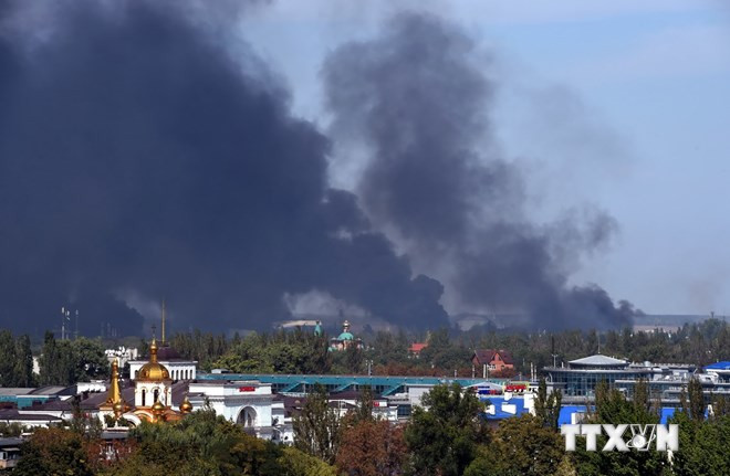 Khói bốc lên xung quanh khu vực sân bay quốc tế Donetsk trong vụ đấu pháo giữa quân chính phủ và lực lượng ly khai ngày 14/9. (Nguồn: AFP/TTXVN) Bùng phát giao tranh ở Ukraine làm nhiều binh sỹ thiệt mạng ảnh 1